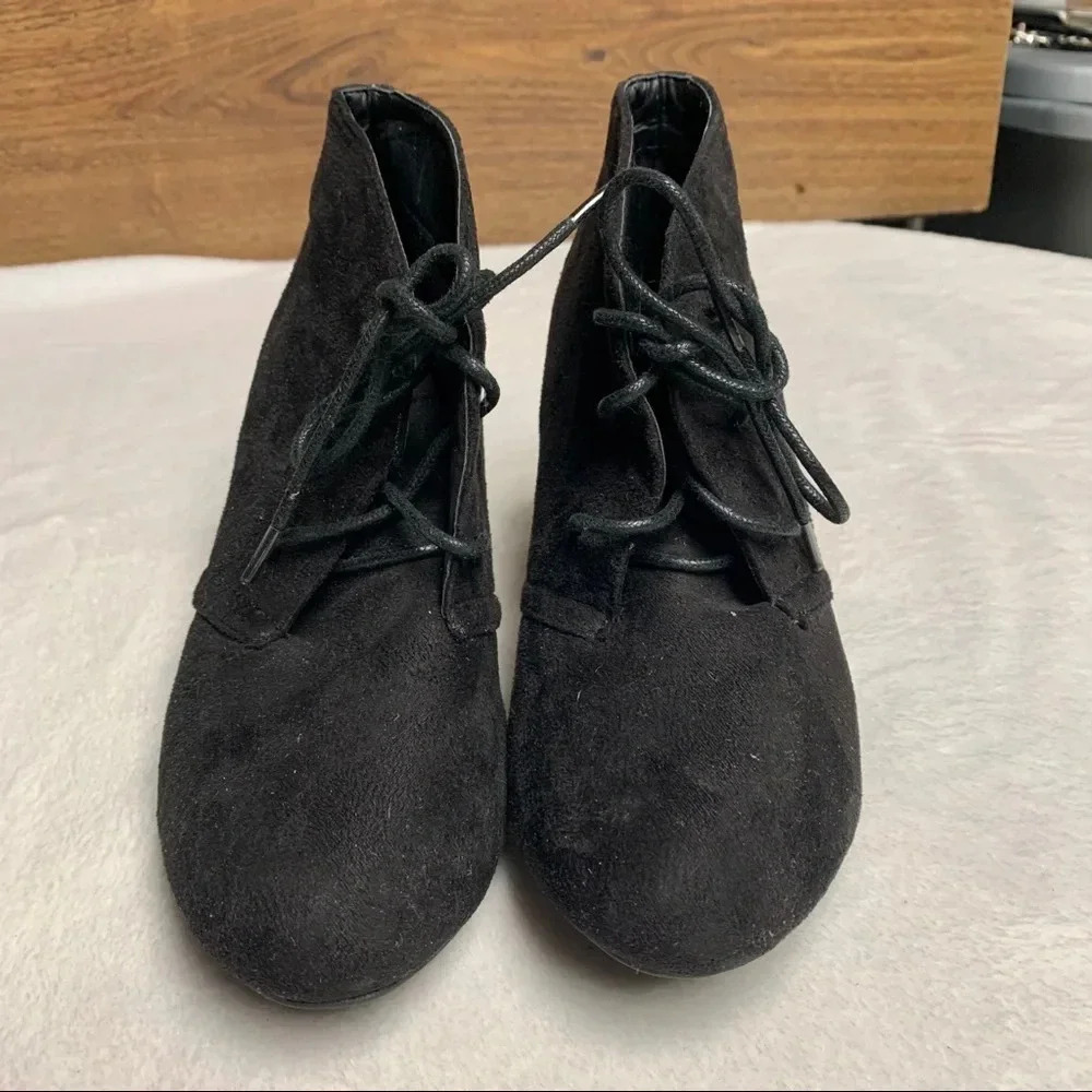 CityClassified black lace up booties size 6 - Picture 2 of 7